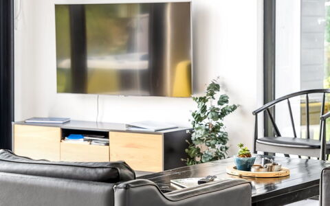 Jahn - 250M to the Fjord: Möbel, Interior Design, Flooring, Fussboden, Wohnzimmer, Elektronisches Gerät, Fernsehen, Zimmer, Couch