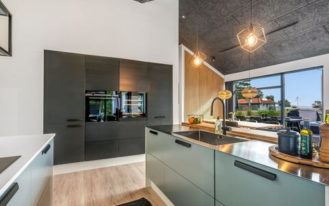 Jahn - 250M to the Fjord: Küche, Countertop, Interior Design, Decke, Flooring, Küchengerät, Major Appliance, Cabinetry, Möbel, Herd