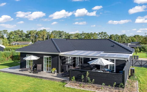 Thala - 500M from the Sea: Dach, Zuhause, Hütte, Tür, Estate, Schatten, Garten, Abstellgleis, Design, Bauernhaus