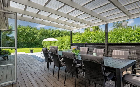 Thala - 500M from the Sea: Gartenmöbel, Möbel, Tisch Im Freien, Schatten, Veranda, Deck, Terrasse, Outdoor Struktur, Stuhl, Garten
