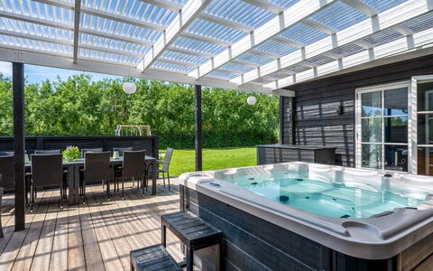 Thala - 500M from the Sea: Gartenmöbel, Schwimmbad, Flooring, Möbel, Deck, Verbundwerkstoff, Freizeit, Schatten, Terrasse