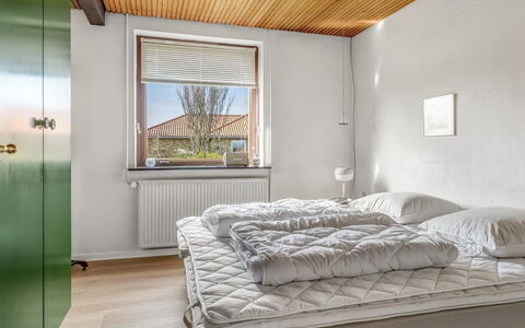 Natalija - 700M from the Sea: Holz, Interior Design, Schlafzimmer, Decke, Bett, Flooring, Fussboden, Bettdecke, Möbel, Bedding