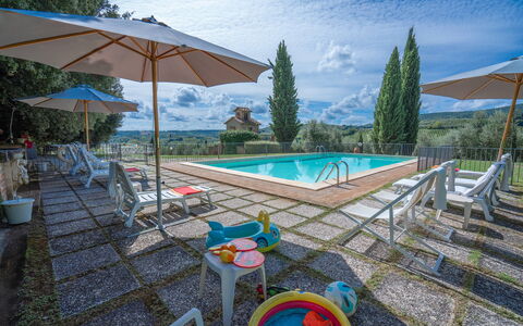 La Tesa Country House With Pool S. Gimignano: Wasser, Himmel, Eigentum, Schwimmbad, Wolke, Azurblau, Gebäude, Gartenmöbel, Regenschirm, Baum