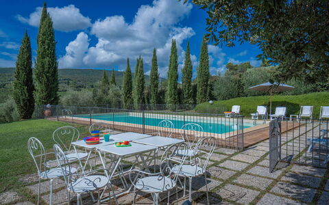 La Tesa Country House With Pool S. Gimignano: Himmel, Wolke, Wasser, Tabelle, Pflanze, Baum, Stuhl, Schwimmbad, Gartenmöbel, Natürliche Landschaft