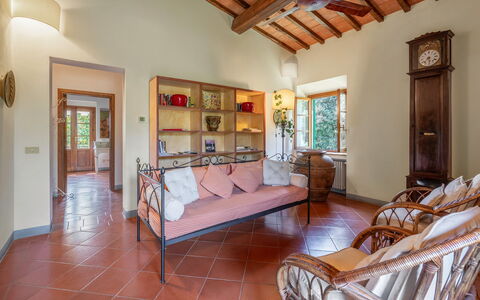 La Tesa Country House With Pool S. Gimignano: Bilderrahmen, Eigentum, Möbel, Holz, Komfort, Interior Design, Fussboden, Tür, Flooring, Wohnzimmer