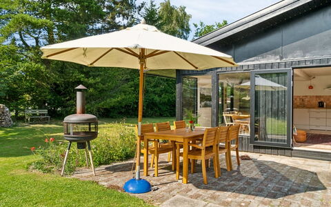 Iolani - 1.3Km from the Sea: Möbel, Interior Design, Flooring, Fussboden, Decke, Zimmer, Stuhl, Tabelle, Wohnung, Küche & Esszimmer Tisch