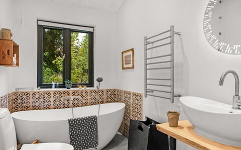 Duco - 780M from the Sea: Interior Design, Badezimmer, Flooring, Armatur, Fussboden, Installation, Fliese, Möbel, Zuhause, Zapfhahn