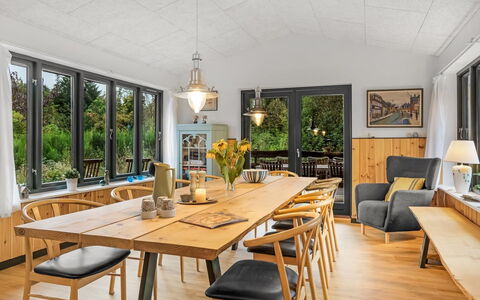 Duco - 780M from the Sea: Möbel, Interior Design, Flooring, Tabelle, Holz, Esszimmer, Fussboden, Stuhl, Decke, Küche & Esszimmer Tisch