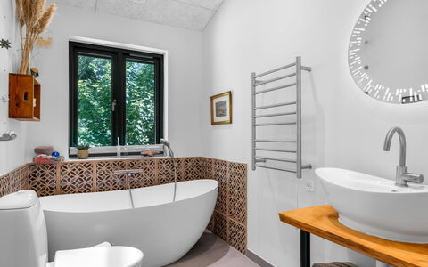 Duco - 780M from the Sea: Interior Design, Badezimmer, Flooring, Armatur, Fussboden, Installation, Zapfhahn, Fliese, Zuhause, Keramik