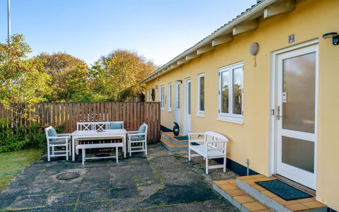 Julie - 700M from the Sea: Zuhause, Dach, Haus, Tür, Hütte, Schatten, Garten, Ground, Veranda, Garten