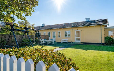 Julie - 700M from the Sea: Zuhause, Dach, Haus, Tür, Hütte, Schatten, Garten, Ground, Veranda, Garten