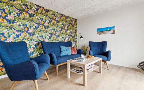 Rico - 50M from the Sea: Möbel, Flooring, Interior Design, Fussboden, Wohnzimmer, Zuhause, Stuhl, Wohnung, Zimmer, Kaffetisch