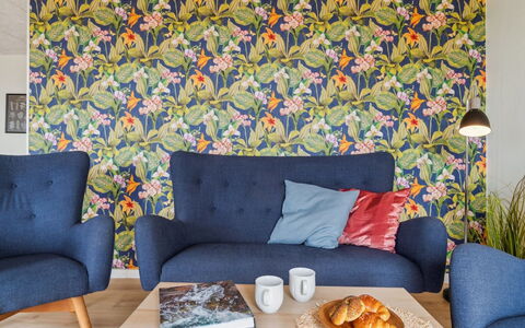 Rico - 50M from the Sea: Hintergrund, Blumendesign, Farbe, Wohnzimmer, Moderne Kunst
