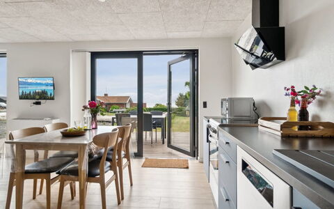 Rico - 50M from the Sea: Möbel, Flooring, Fussboden, Küche & Esszimmer Tisch, Decke, Countertop, Stuhl, Küche, Hartholz, Zimmerpflanze
