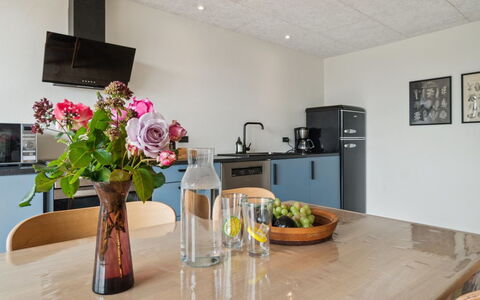 Rico - 50M from the Sea: Möbel, Interior Design, Flooring, Holz, Countertop, Decke, Fussboden, Küche, Beleuchtung, Zimmer
