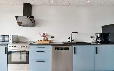 Rico - 50M from the Sea: Küche, Küchengerät, Countertop, Herd, Major Appliance, Flooring, Interior Design, Gasherd, Möbel, Cabinetry