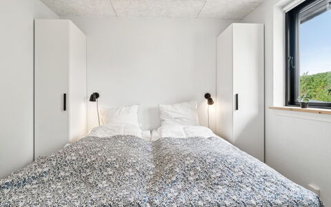 Rico - 50M from the Sea: Schlafzimmer, Bett, Decke, Bedding, Bettdecke, Design, Bettrahmen, Linens, Daylighting, Kissen
