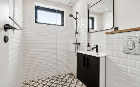 Rico - 50M from the Sea: Wand, Flooring, Interior Design, Armatur, Fussboden, Fliese, Zimmer, Badezimmer, Installation, Zapfhahn