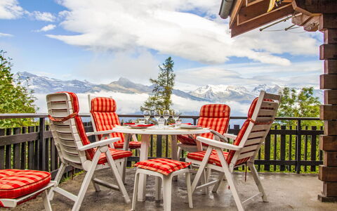 Chalet Soleil: Himmel, Wolke, Tabelle, Möbel, Eigentum, Pflanze, Stuhl, Gebäude, Tisch Im Freien, Holz