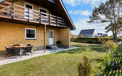 Benedikt - 150M from the Sea: Dach, Haus, Zuhause, Hütte, Tür, Abstellgleis, Deck, Veranda, Planke, Hartholz