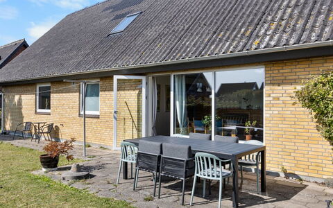 Benedikt - 150M from the Sea: Dach, Haus, Zuhause, Hütte, Tür, Abstellgleis, Deck, Veranda, Planke, Hartholz