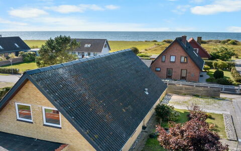 Benedikt - 150M from the Sea: Dach, Haus, Zuhause, Hütte, Tür, Abstellgleis, Deck, Veranda, Planke, Hartholz