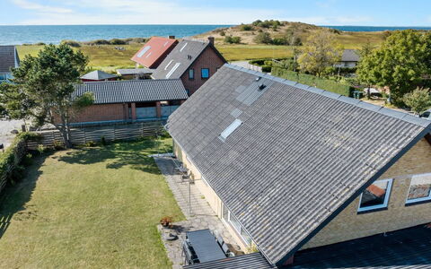 Benedikt - 150M from the Sea: Dach, Haus, Zuhause, Hütte, Tür, Abstellgleis, Deck, Veranda, Planke, Hartholz