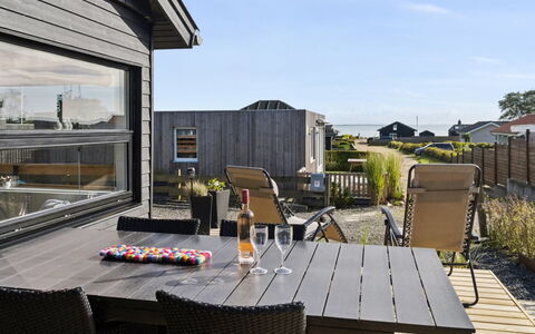 Dagh - 100M from the Sea: Holz, Zuhause, Dach, Tür, Veranda, Möbel, Deck, Gartenmöbel, Abstellgleis, Stuhl