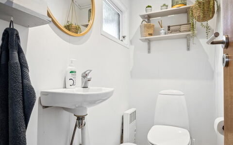 Dagh - 100M from the Sea: Wand, Toilleten Sitz, Interior Design, Flooring, Fussboden, Toilette, Armatur, Zimmer, Badezimmer, Installation