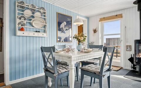 Dagh - 100M from the Sea: Möbel, Interior Design, Holz, Flooring, Decke, Esszimmer, Fussboden, Light Fixture, Tabelle, Stuhl