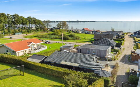 Dagh - 100M from the Sea: Möbel, Interior Design, Flooring, Fussboden, Decke, Zimmer, Stuhl, Tabelle, Wohnung, Küche & Esszimmer Tisch