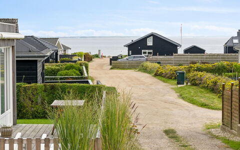 Dagh - 100M from the Sea: Möbel, Interior Design, Flooring, Fussboden, Decke, Zimmer, Stuhl, Tabelle, Wohnung, Küche & Esszimmer Tisch
