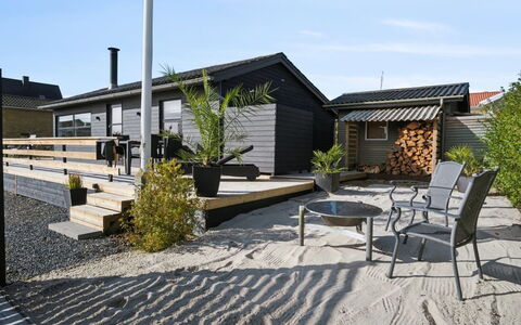 Dagh - 100M from the Sea: Möbel, Interior Design, Flooring, Fussboden, Decke, Zimmer, Stuhl, Tabelle, Wohnung, Küche & Esszimmer Tisch