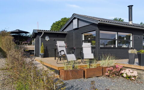 Dagh - 100M from the Sea: Möbel, Interior Design, Flooring, Fussboden, Decke, Zimmer, Stuhl, Tabelle, Wohnung, Küche & Esszimmer Tisch