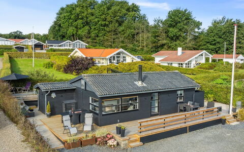 Dagh - 100M from the Sea: Möbel, Interior Design, Flooring, Fussboden, Decke, Zimmer, Stuhl, Tabelle, Wohnung, Küche & Esszimmer Tisch