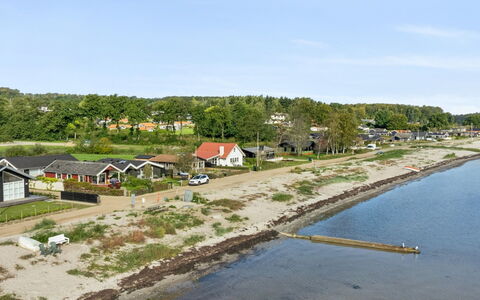 Dagh - 100M from the Sea: Möbel, Interior Design, Flooring, Fussboden, Decke, Zimmer, Stuhl, Tabelle, Wohnung, Küche & Esszimmer Tisch