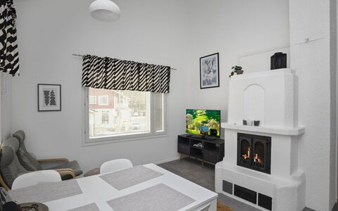 Leviraitti 4 a 4: Balkon, Wohnung, Schatten, Glas, Eigentumswohnung, Geländer, Veranda, Daylighting, Deck, Gartenmöbel