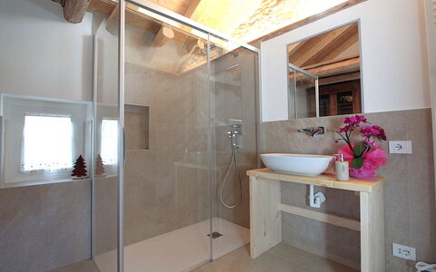 Baita Tersilia Mountain And Lake, Veneto: Flooring, Armatur, Interior Design, Badezimmer, Fussboden, Wand, Holz, Decke, Zimmer, Installation