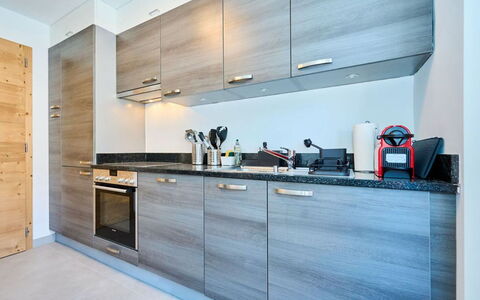 Richemont: Cabinetry, Countertop, Zapfhahn, Gebäude, Möbel, Küche, Haus, Holz, Interior Design, Küchengerät