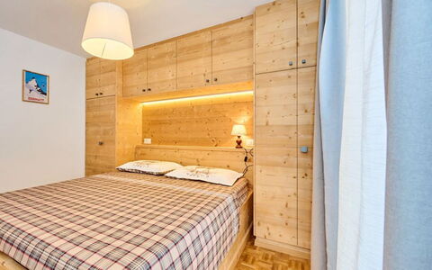 Richemont: Möbel, Eigentum, Gebäude, Komfort, Azurblau, Holz, Textil, Beleuchtung, Interior Design, Flooring