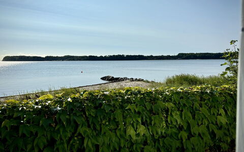 Drifa - 20M from the Sea: Haus, Zuhause, Dach, Wohngebiet, Hütte, Estate, Bauernhaus, Rasen, Landscaping, Abstellgleis