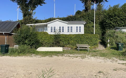 Drifa - 20M from the Sea: Haus, Zuhause, Dach, Wohngebiet, Hütte, Estate, Bauernhaus, Rasen, Landscaping, Abstellgleis