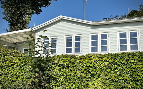 Drifa - 20M from the Sea: Haus, Zuhause, Dach, Wohngebiet, Hütte, Estate, Bauernhaus, Rasen, Landscaping, Abstellgleis
