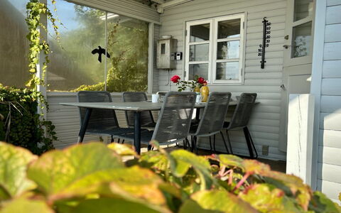 Drifa - 20M from the Sea: Haus, Zuhause, Dach, Wohngebiet, Hütte, Estate, Bauernhaus, Rasen, Landscaping, Abstellgleis