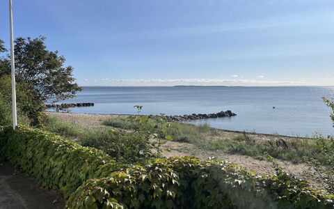 Drifa - 20M from the Sea: Haus, Zuhause, Dach, Wohngebiet, Hütte, Estate, Bauernhaus, Rasen, Landscaping, Abstellgleis