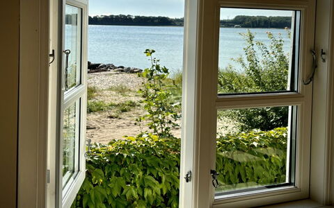 Drifa - 20M from the Sea: Haus, Zuhause, Dach, Wohngebiet, Hütte, Estate, Bauernhaus, Rasen, Landscaping, Abstellgleis