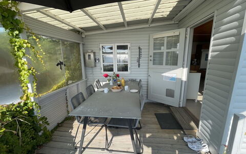 Drifa - 20M from the Sea: Haus, Zuhause, Dach, Wohngebiet, Hütte, Estate, Bauernhaus, Rasen, Landscaping, Abstellgleis
