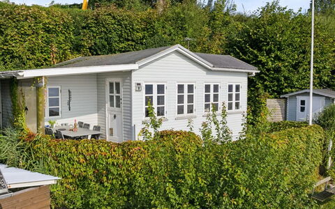 Drifa - 20M from the Sea: Haus, Zuhause, Dach, Wohngebiet, Hütte, Estate, Bauernhaus, Rasen, Landscaping, Abstellgleis