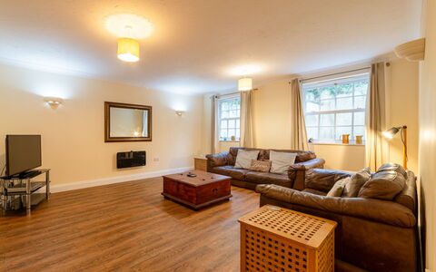 Porthilly: Eigentum, Möbel, Couch, Fenster, Gebäude, Holz, Tabelle, Interior Design, Wohnzimmer, Flooring