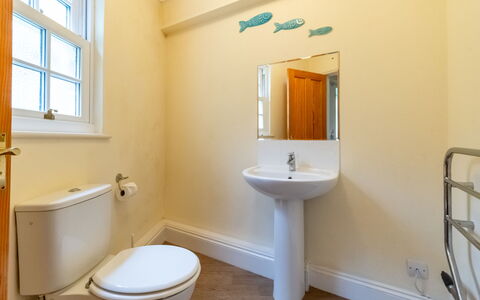 Porthilly: Spiegel, Armatur, Sinken, Zapfhahn, Eigentum, Bad Sink, Fenster, Badezimmer, Lila